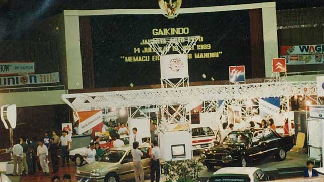 Salah satu sudut dengan paparan tema besar pameran otomotif GAIKINDO tahun 1989