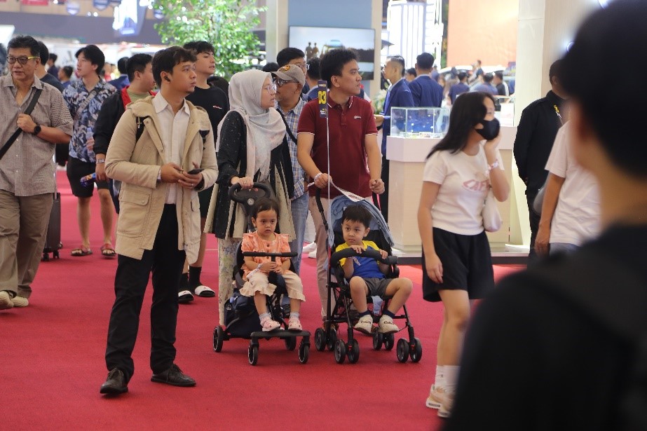 KESERUAN AKHIR PEKAN DI GIIAS 2024